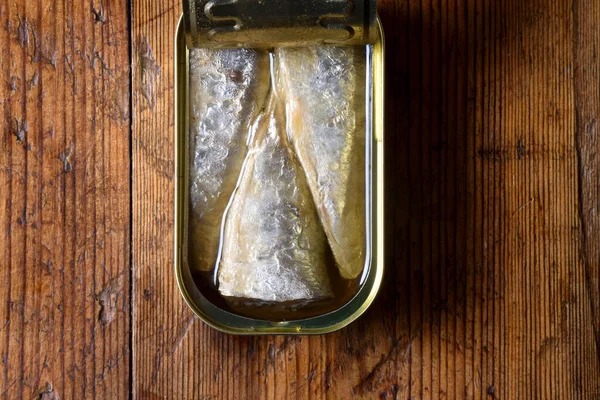 Lattina Sardine Fondo Legno — Foto Stock