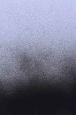 eflatun renkli bir arka planda siyah sprey boya