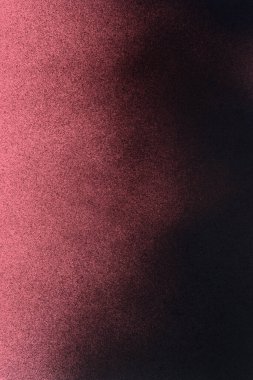 Pembe bir arka planda siyah sprey boya.