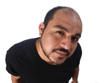 Kameraya bakan Latin bir adamın yüksek açılı görüntüsü