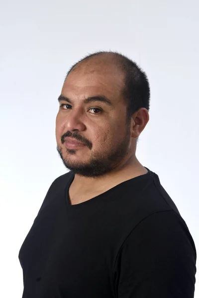 Retrato Homem Latino Sério Olhando Para Câmera Fundo Branco — Fotografia de Stock