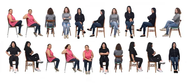 Různé Ženy Sedí Různými Způsoby Bílém Pozadí — Stock fotografie