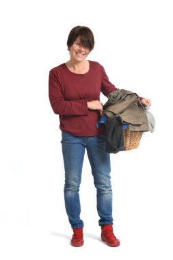 Beyaz arka planda çamaşır sepeti olan bir kadının tam portresinin ön görüntüsü.