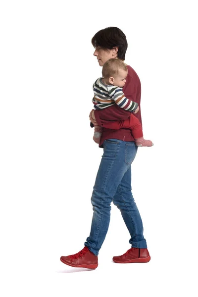 Chůzi Matky Nesoucí Své Dítě Bílém Pozadí — Stock fotografie