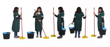 Beyaz arka planda paspas ve kovayla aynı kadının çeşitli pozları.