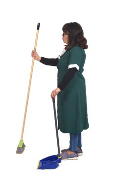 Beyaz arka planda süpürgesi ve faraşı olan bir temizlikçinin portresinin yan görüntüsü