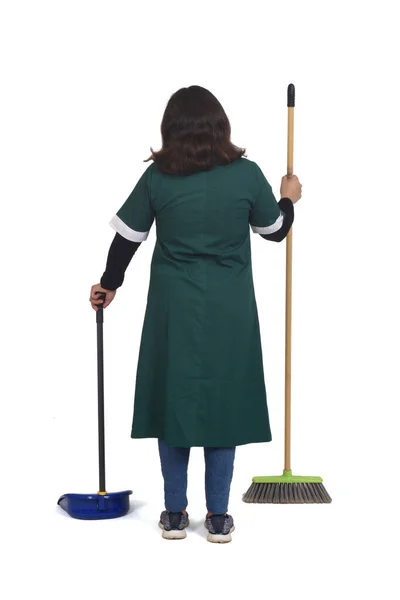 一个带着扫帚和白色背景的垃圾桶的清洁妇女的肖像的后视图 — 图库照片