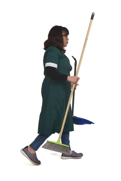 Πλευρική Άποψη Μιας Γυναίκας Καθαρισμού Σκούπα Και Φαράσι Περπάτημα Λευκό — Φωτογραφία Αρχείου