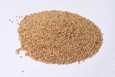 Beyaz arkaplanda sarı darı yığını