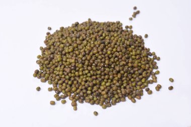 Beyaz arkaplanda bir yığın soya tohumu 