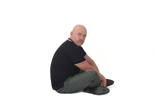 Vista Lateral Homem Sentado Chão Olhando Para Câmera Backgound Branco — Fotografia de Stock