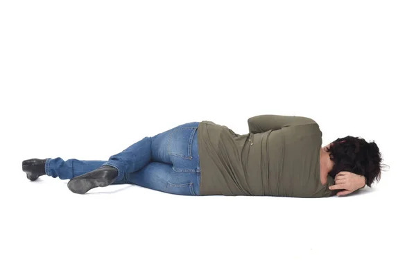 白い背景の上の普段着姿の床に寝そべっている女性の後ろ姿 — ストック写真