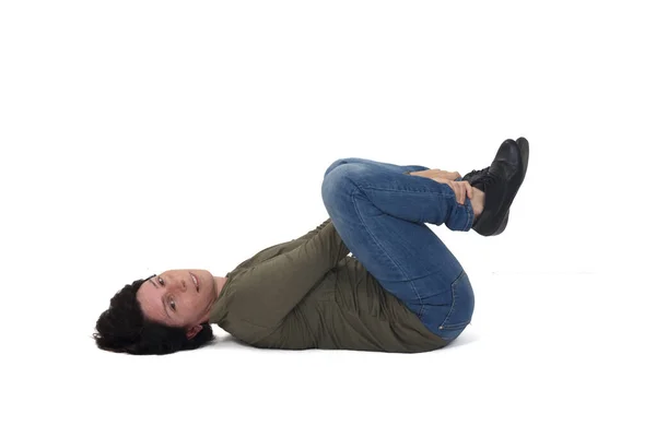 Žena Sedí Podlaze Při Pohledu Kameru Předvést Své Nohy Bílém — Stock fotografie