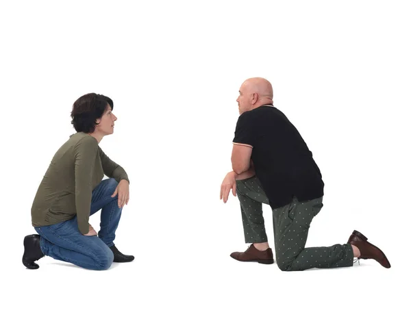 Paar Auf Knien Auf Weißem Hintergrund — Stockfoto