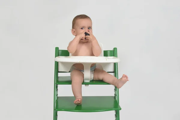 Kind Dat Terwijl Het Eten Van Pruim Een Kinderstoel Witte — Stockfoto