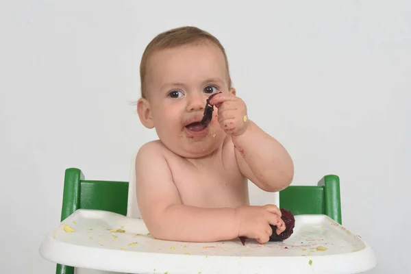 Primer Plano Niño Comiendo Ciruela Sobre Fondo Blanco —  Fotos de Stock