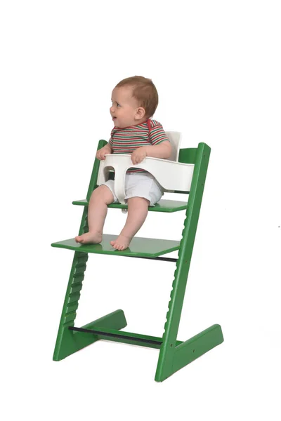 Retrato Completo Bebê Sentado Uma Cadeira Alta Rindo Fundo Branco — Fotografia de Stock