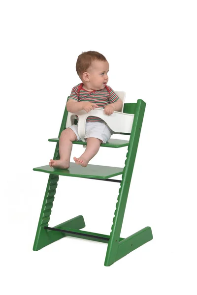 Retrato Completo Bebê Sentado Olhando Para Longe Uma Cadeira Alta — Fotografia de Stock