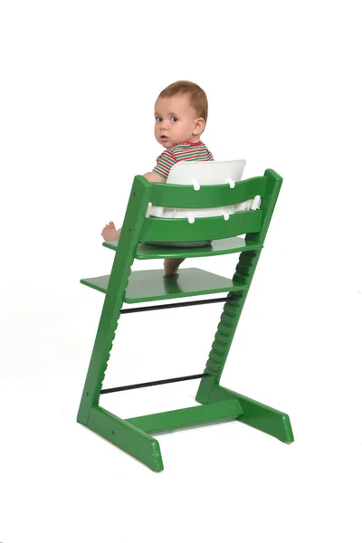 Visão Traseira Retrato Completo Bebê Sentado Uma Cadeira Alta Olhando — Fotografia de Stock