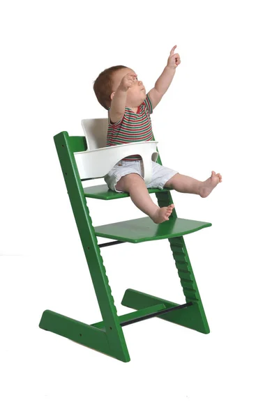 Bebek Sandalyede Oturuyor Kollarını Kaldırıyor Beyaz Arka Planda Tek Başına — Stok fotoğraf
