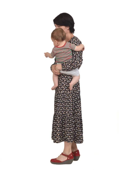 Beyaz Arka Planda Bebeğini Taşıyan Bir Annenin Yan Görüntüsü — Stok fotoğraf
