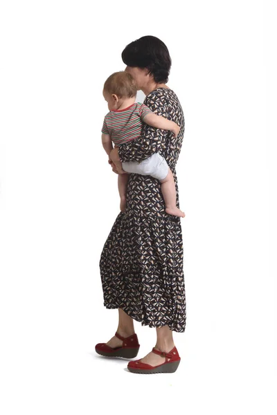 Beyaz Arka Planda Bebeğini Taşıyan Bir Annenin Görüntüsü — Stok fotoğraf