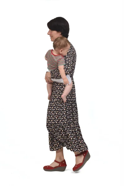 Mãe Carregando Seu Bebê Andando Sobre Fundo Branco — Fotografia de Stock