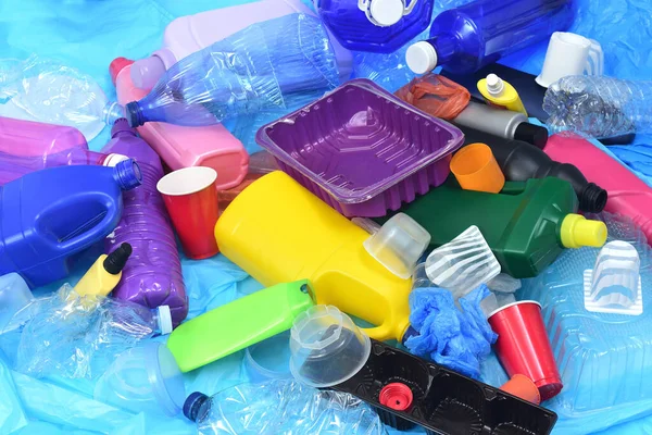 Повышенный Вид Осевой Группы Пластиковых Контейнеров Синие Пластиковые Пакеты — стоковое фото