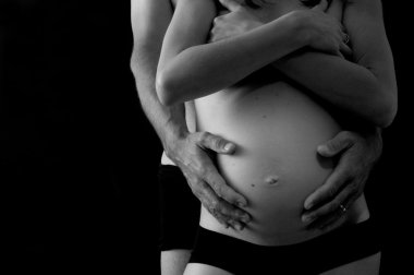 Pregnan karısı göbek okşayarak adam