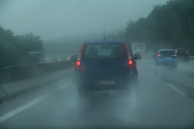 yağmurlu günde karayolunda trafik