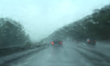 yağmurlu günde karayolunda trafik