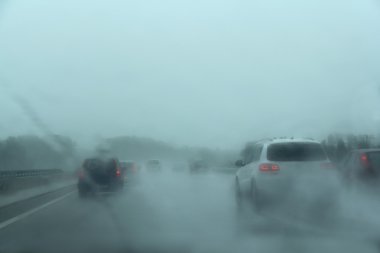 yağmurlu günde karayolunda trafik