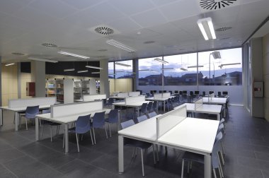 sandalye ve masa için çalışma ile bir boş Üniversitesi Kütüphanesi