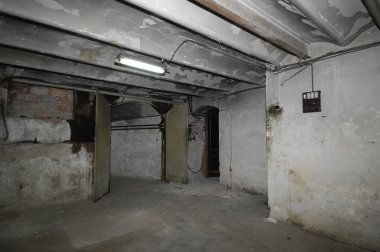 Eski Bodrum eski ve bozulan elektrik instal.lacion