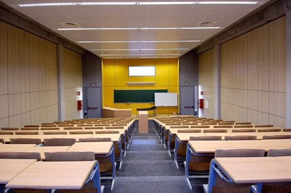 Medicina de classe universitária vazia com um maquini para exercícios práticos — Fotografia de Stock