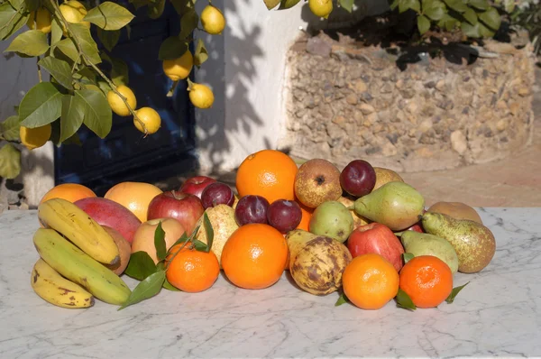 Martwa natura owoc z światło słoneczne na zewnątrz — Zdjęcie stockowe