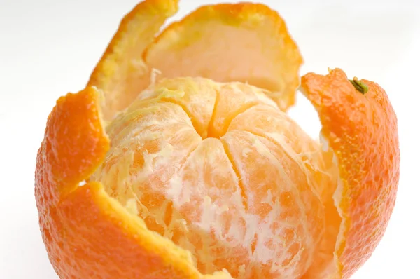 Очищенные фрукты с апельсиновой кожурой изолированы на белом — стоковое фото