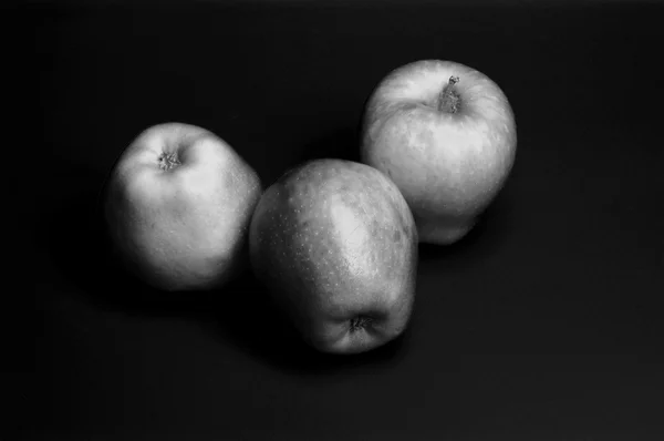 Três maçãs em preto e branco — Fotografia de Stock