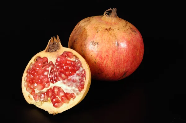 Polovinu z granátového jablka s vnitřní pohled semen, — Stock fotografie