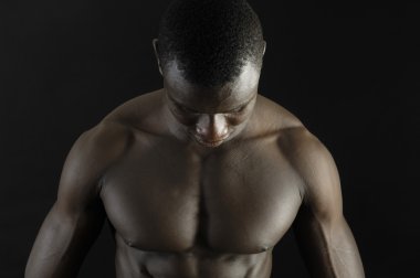 Kaslı adam uzanmış kolları.