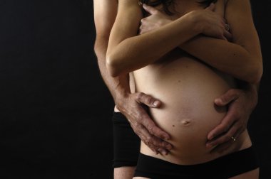 kaç yanlışı hamile karnına, siyah arka plan