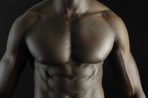 Un hombre negro con un cuerpo musculoso — Foto de Stock