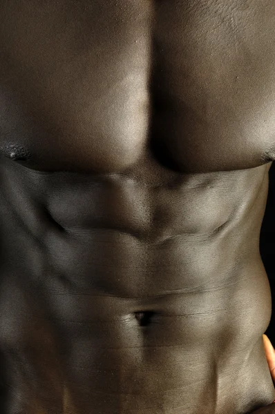 Musta mies, jolla on lihaksikas vartalo , — kuvapankkivalokuva
