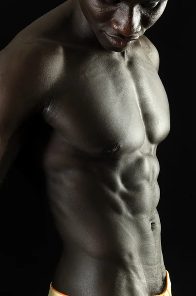 Un homme noir au corps musclé — Photo