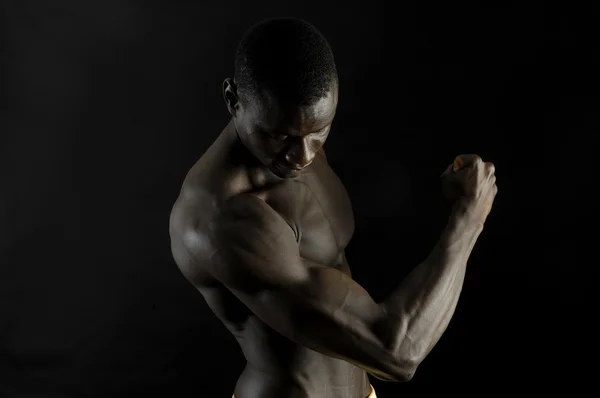 Um homem negro com um corpo muscular — Fotografia de Stock