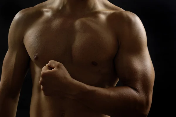 Retrato de um homem com bíceps com fundo preto — Fotografia de Stock