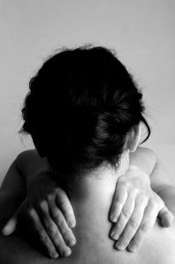 sırt ağrısı ile çıplak kadın