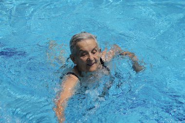 Büyük hanım eğleniyor.