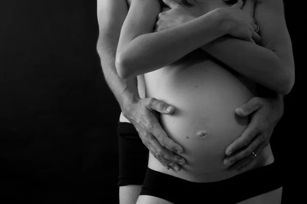 Çift siyah arka plan ile hamile — Stok fotoğraf