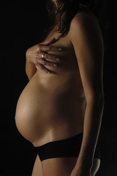 Femme enceinte avec fond noir, silhouette — Photo